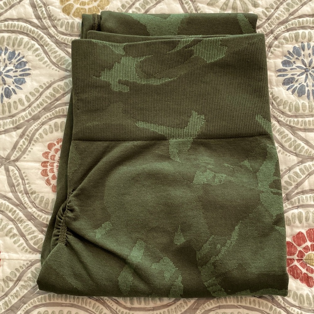 NWOT Gymshark green camo pattern leggings, size Medium.